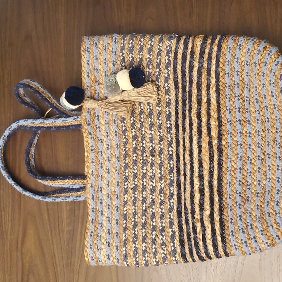 New without tags braided beach bag - Picture 2 of 3